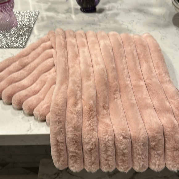 Faux Fur Table Runner NWOT - Picture 3 of 3